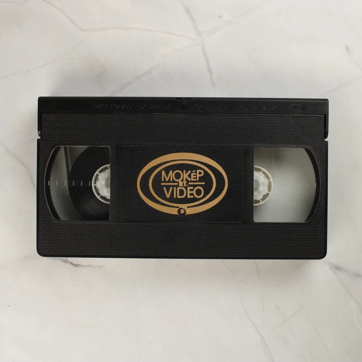 Vuk fekete VHS-kazetta Fekete VHS-kazetta arany színű MOKÉP RT. VIDEO logóval a közepén
