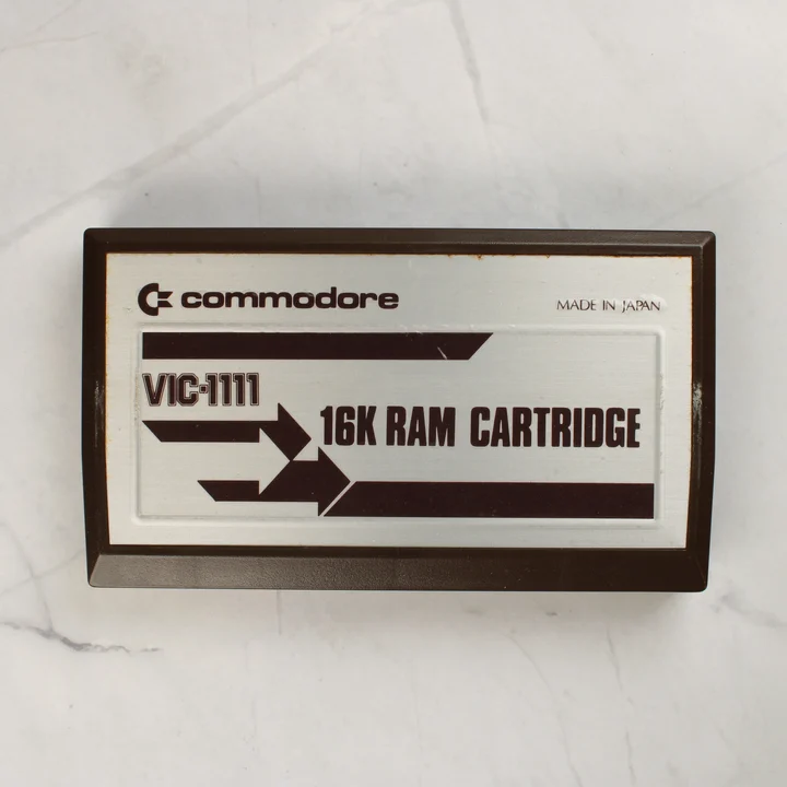 commodore-vic-1111-ram-cartridge-elolap Commodore VIC-1111 16K RAM bővítő cartridge fém előlapja