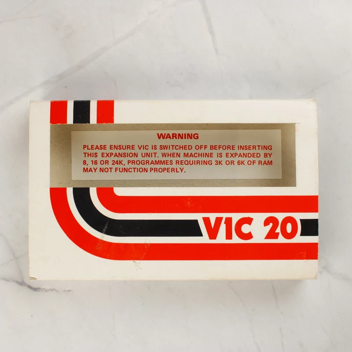 A VIC-20 16K RAM-Pack dobozának hátoldala a figyelmeztető szöveggel