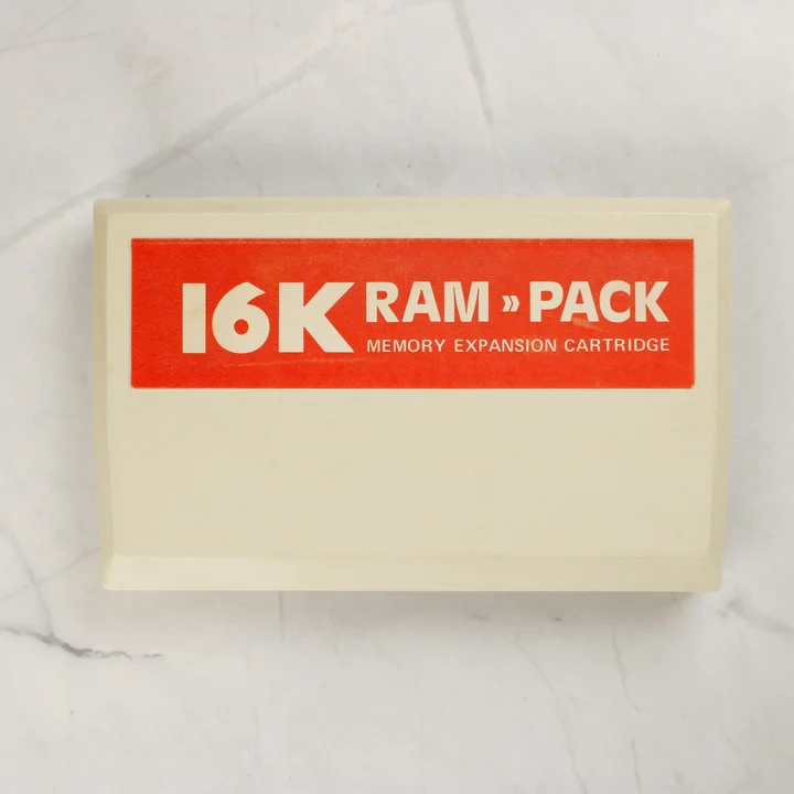 A krémszínű VIC-20 16K RAM-Pack memóriabővítő cartridge önmagában