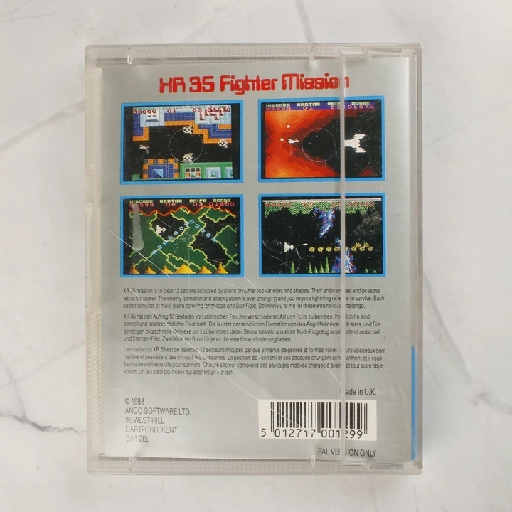 Az XR35 Fighter Mission Amiga játék tokjának hátoldala képernyőképekkel és leírással
