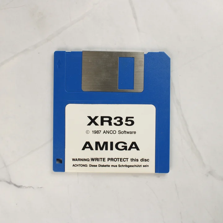 Kék színű 3,5 colos floppy lemez XR35 Amiga címkével