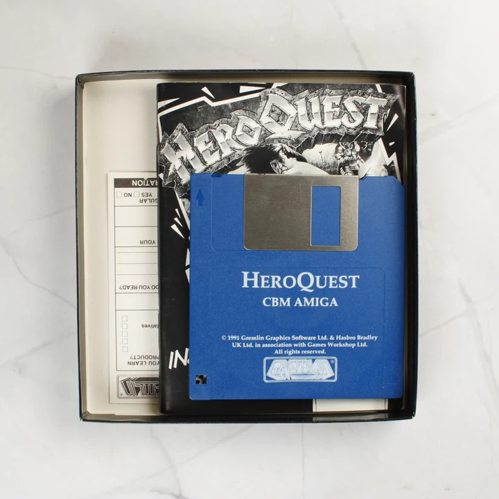 HeroQuest Amiga játék tartalma: floppy lemez és kézikönyv