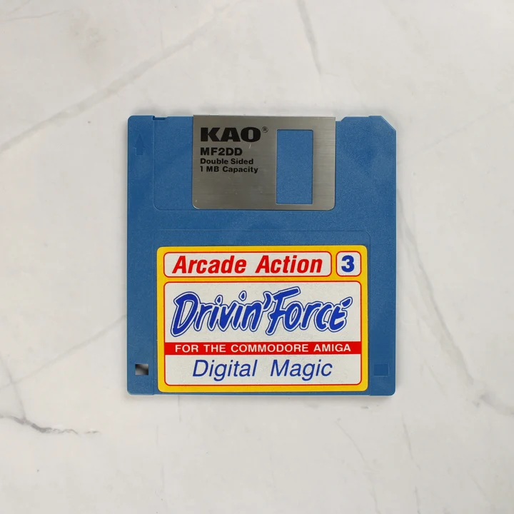 Kék színű 3,5 colos floppy lemez Drivin' Force címkével