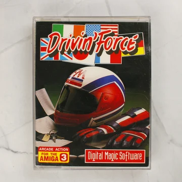 A Drivin' Force Amiga videójáték tokjának előlapja bukósisakkal és kesztyűvel