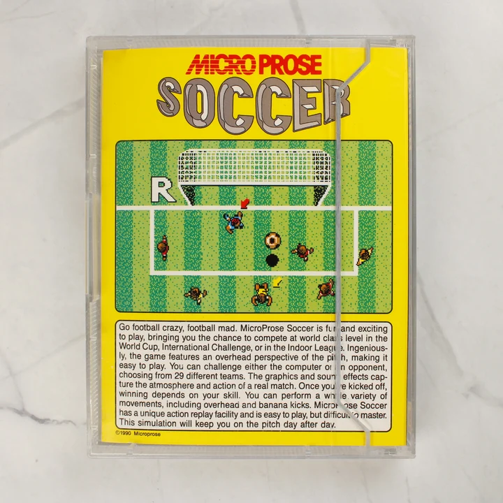 A MicroProse Soccer Amiga játék hátsó borítója leírással és képernyőképpel
