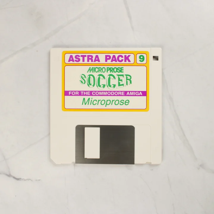 A MicroProse Soccer játékot tartalmazó 3,5 colos floppy lemez
