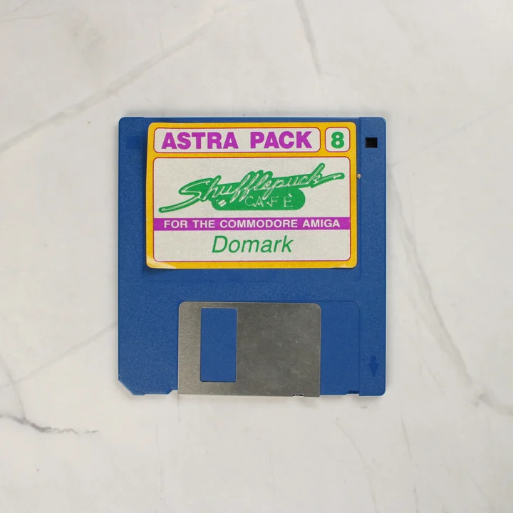 Shufflepuck Café Amiga floppy lemez Kék színű 3,5 colos floppy lemez Shufflepuck Café címkével