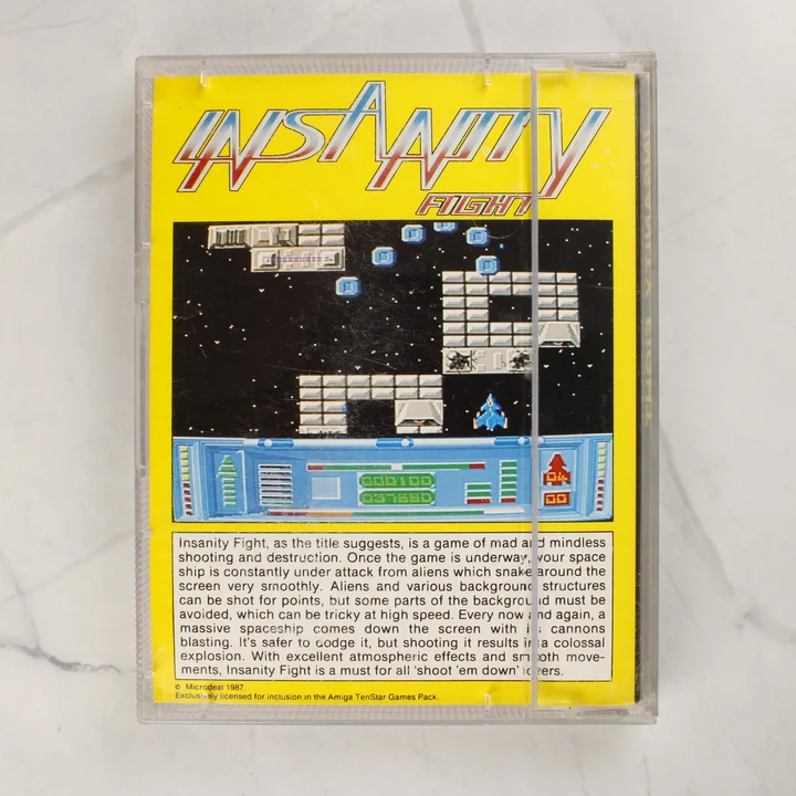 Az Insanity Fight Amiga videójáték hátlapi borítója leírással és képernyőképpel