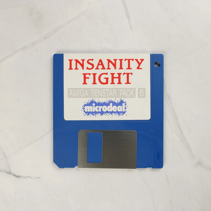 Kék színű 3,5 colos floppy lemez Insanity Fight címkével