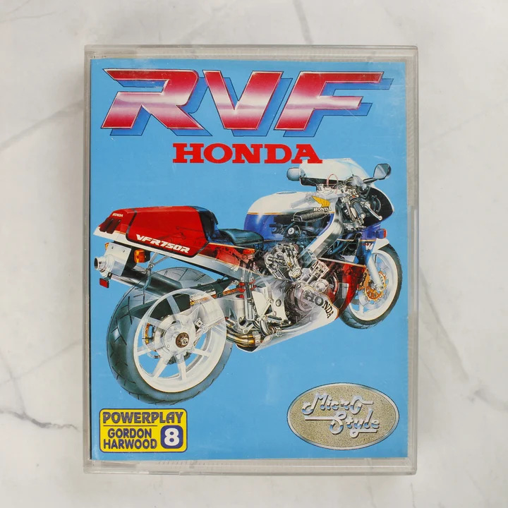 RVF Honda Commodore Amiga videójáték tokban, elölnézetből