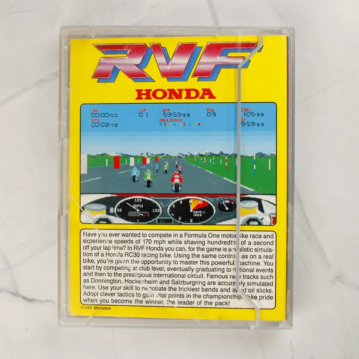 RVF Honda Commodore Amiga videójáték tokban, hátulnézetből