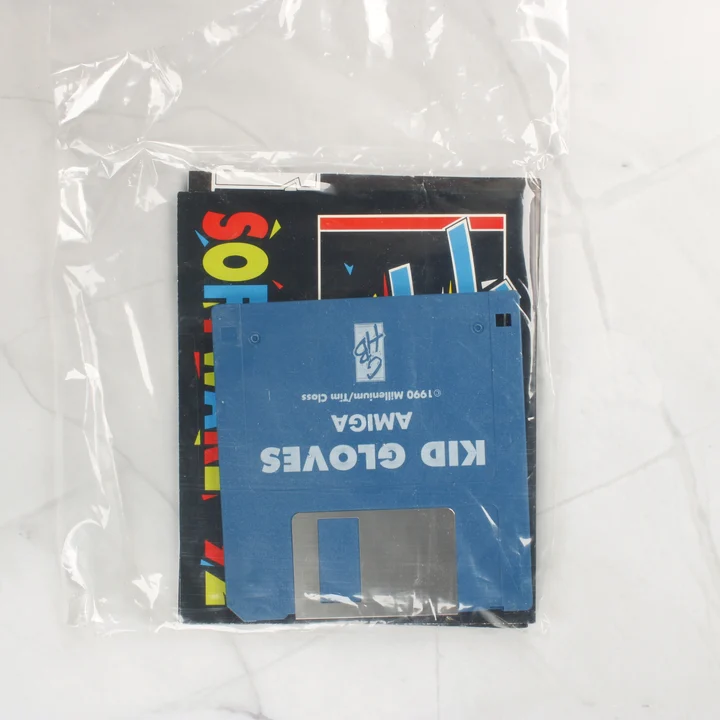 Kid Gloves Amiga floppy és tartozékok Kék 3,5 colos floppy lemez és kézikönyv tasakban