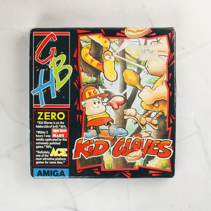 Kid Gloves Amiga doboz elölnézet A Kid Gloves Amiga játék színes kartondoboza elölről