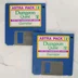 Két darab kék színű 3,5 colos floppy lemez a Dungeon Quest játékkal