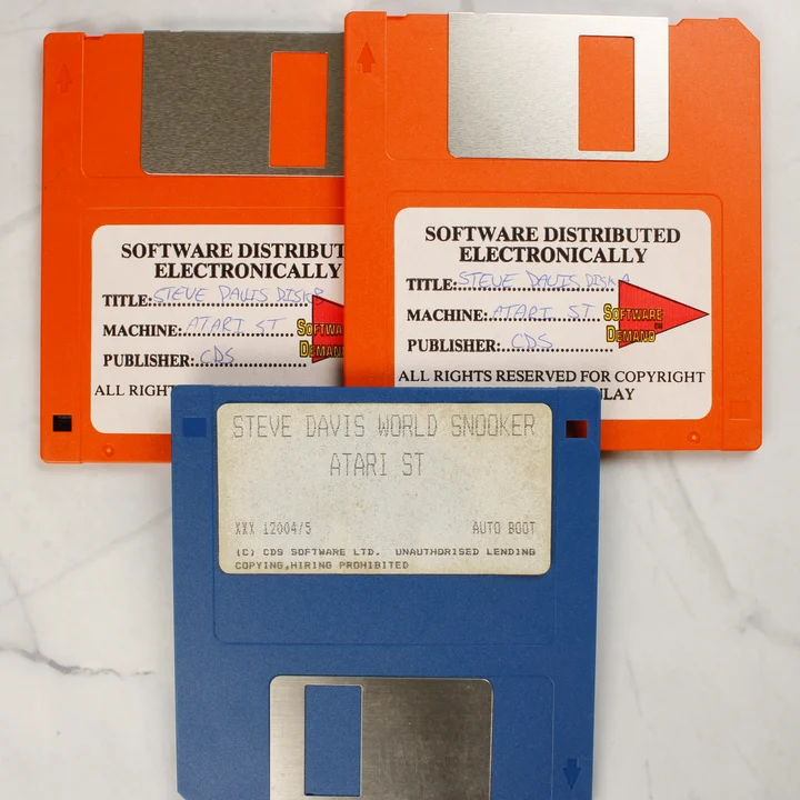 Három darab 3,5 colos floppy lemez az Atari ST játékhoz