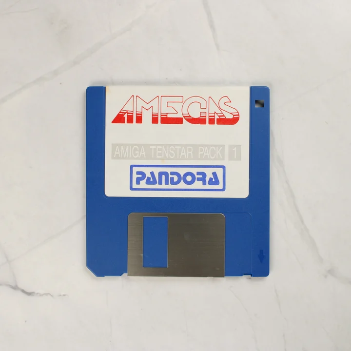 Kék színű 3,5 colos Amegas floppy lemez fehér címkével