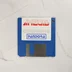 Kék színű 3,5 colos Amegas floppy lemez fehér címkével
