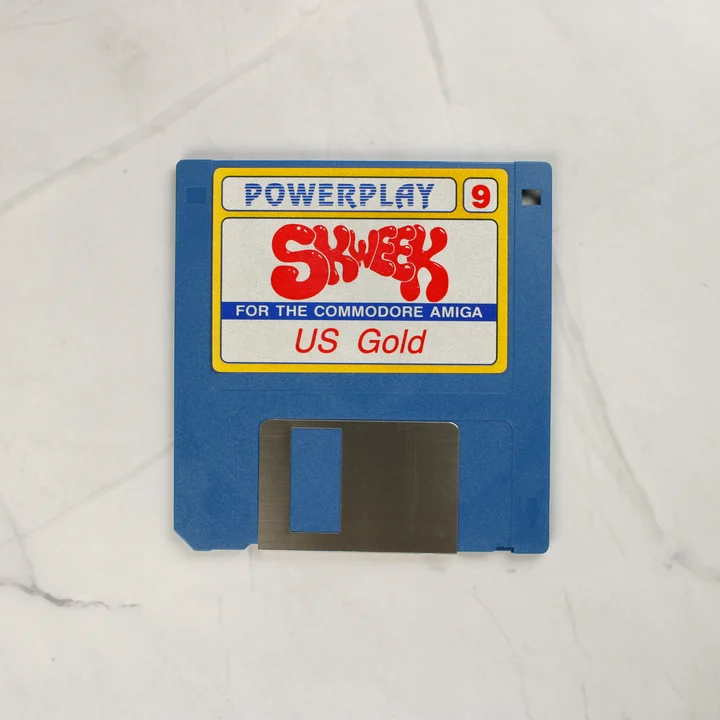 Skweek Amiga floppy lemez Kék színű 3,5 colos floppy lemez Skweek címkével Commodore Amiga géphez