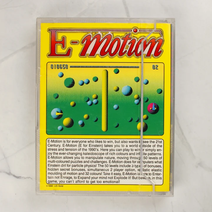 E-Motion Amiga játék tok hátlap Az E-Motion Commodore Amiga videójáték tokjának hátlapja sárga háttérrel és leírással