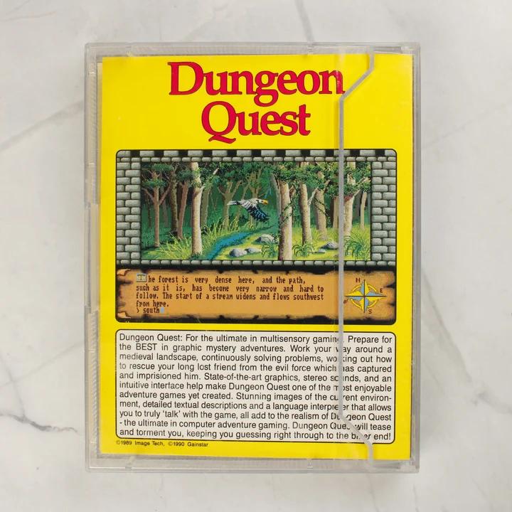 Dungeon Quest Amiga játék hátlap A Dungeon Quest Amiga játék tokjának hátlapja a sárga borítóval és leírással
