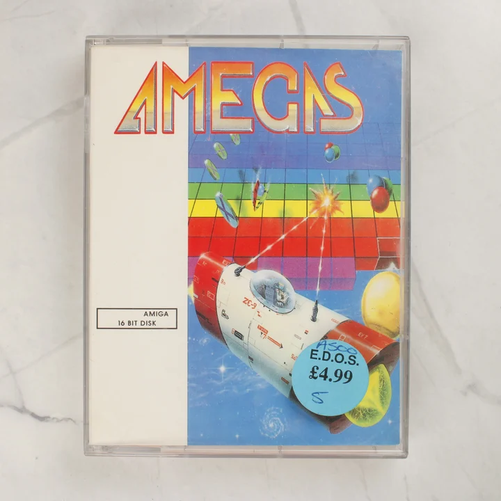 Az Amegas Amiga videójáték tokjának előlapja színes illusztrációval és árcédulával