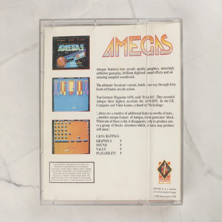 Az Amegas Amiga videójáték tokjának hátlapja játékmenet-képekkel és leírással