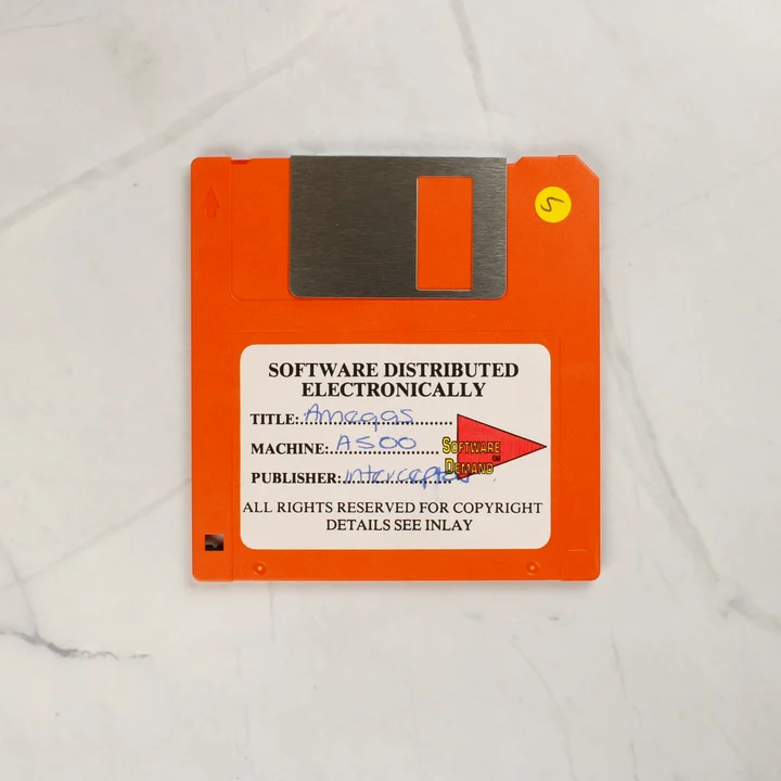 Narancssárga 3,5 colos floppy lemez kézzel írt Amegas felirattal