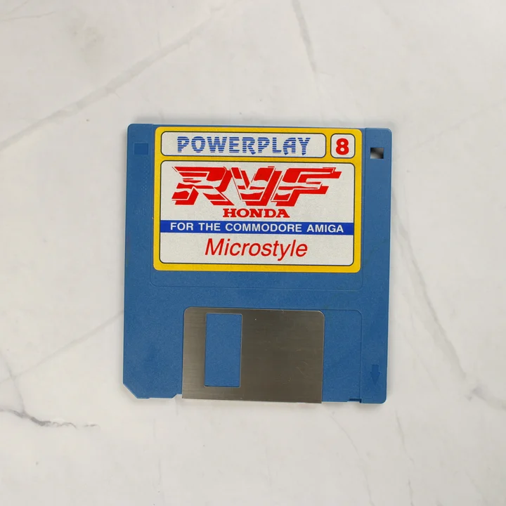 RVF Honda Amiga floppy lemez Kék színű 3,5 colos floppy lemez RVF Honda címkével Commodore Amiga számítógéphez