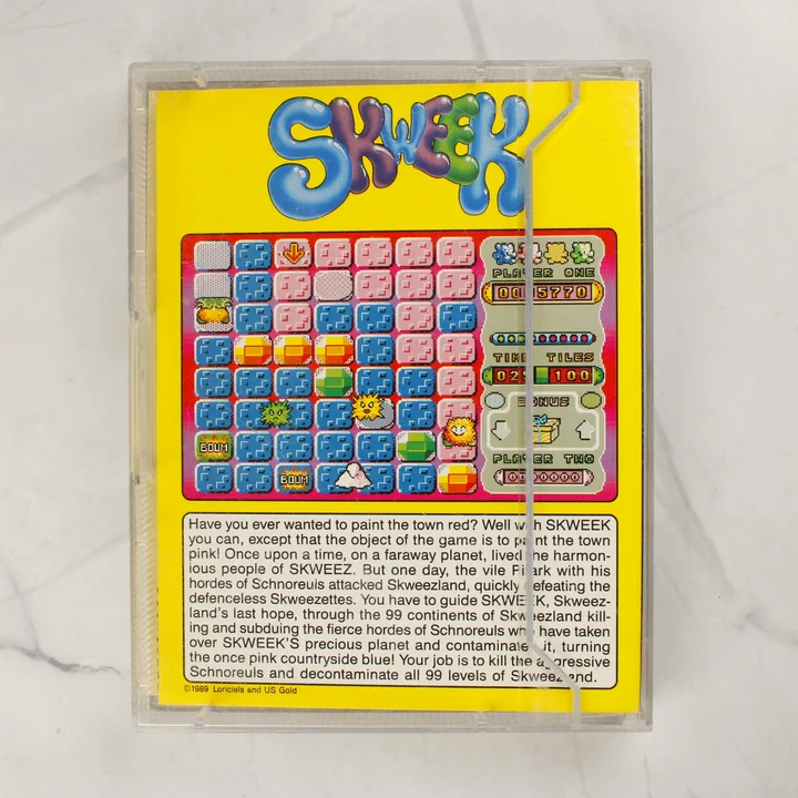 Skweek Amiga játék tok hátlap A Skweek Commodore Amiga játék tokjának hátlapja sárga alapon leírással