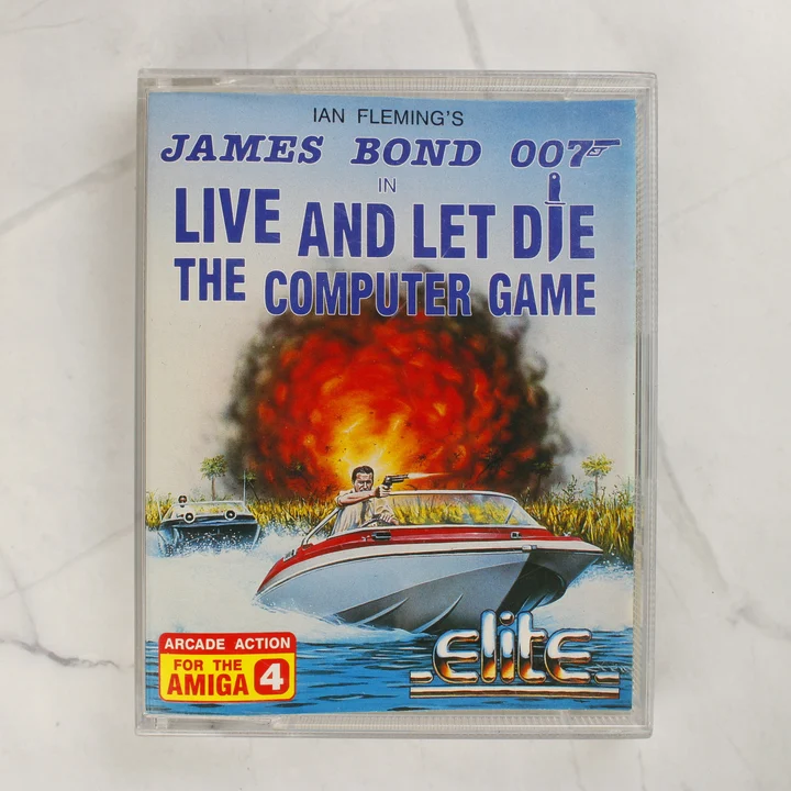 Live and Let Die Amiga játék előlap A Live and Let Die Amiga videójáték tokjának előlapja a motorcsónakos James Bond grafikával