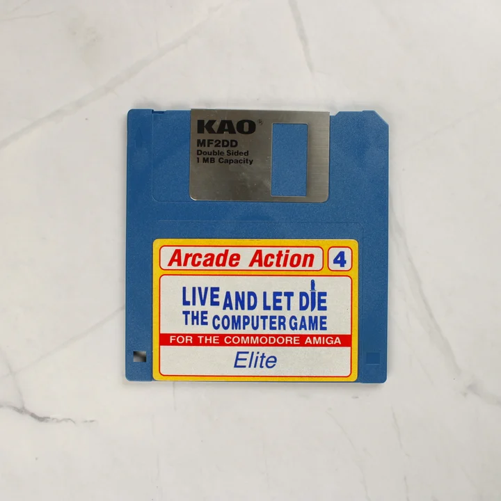 Live and Let Die Amiga floppy lemez Kék színű 3,5 colos floppy lemez a Live and Let Die játék címkéjével