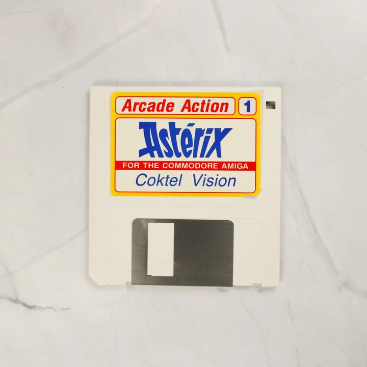A 3,5 colos Asterix Amiga floppy lemez a gyári címkével