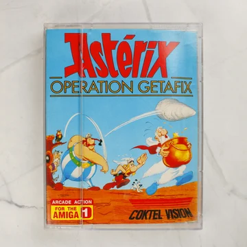 Az Asterix: Operation Getafix Amiga videójáték színes papírborítója a műanyag tokban