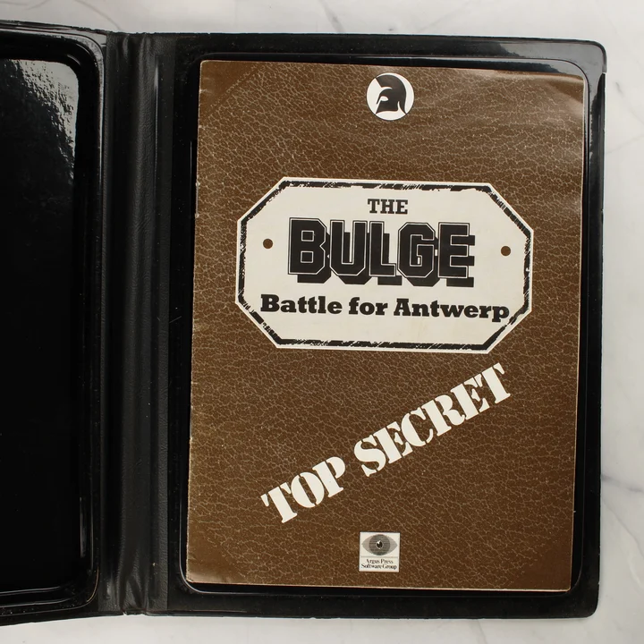 The Bulge kísérő füzet The Bulge: Battle for Antwerp barna színű kísérő füzet a tok belsejében