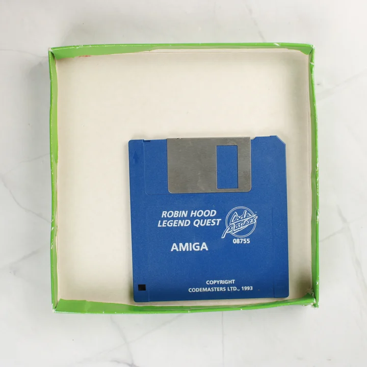 Kék 3,5 colos floppy lemez a játék dobozában