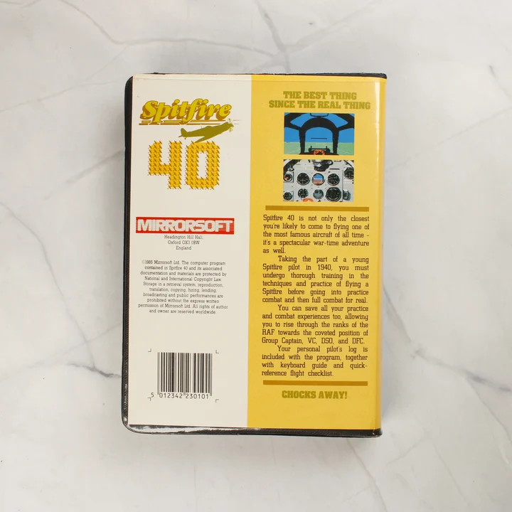 A Spitfire 40 ZX Spectrum videójáték tokjának sárga-fehér hátoldala leírással és képernyőképekkel