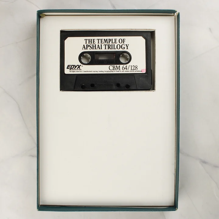 Temple of Apshai Trilogy C64 kazetta Fekete színű Commodore 64 játék kazetta a fehér papírtartóban