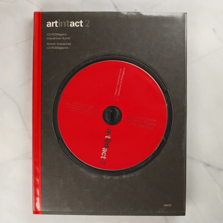 Az artintact 2 interaktív művészeti magazin borítója a beágyazott piros CD-ROM lemezzel