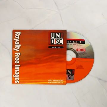 Unidisc Starter CD 1 lemez a narancssárga papírtokból félig kihúzva
