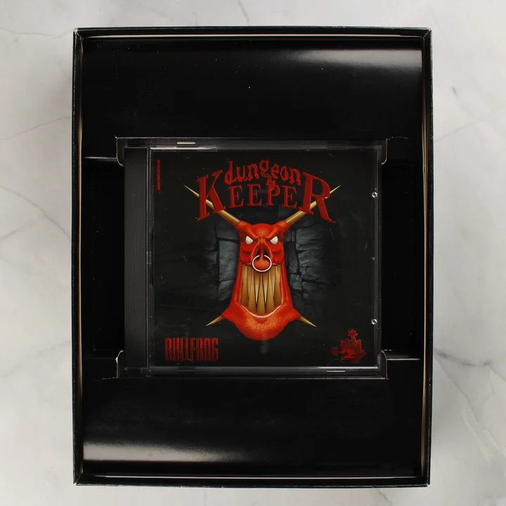 Dungeon Keeper PC játék CD-tokja a fekete belső tálcában elhelyezve