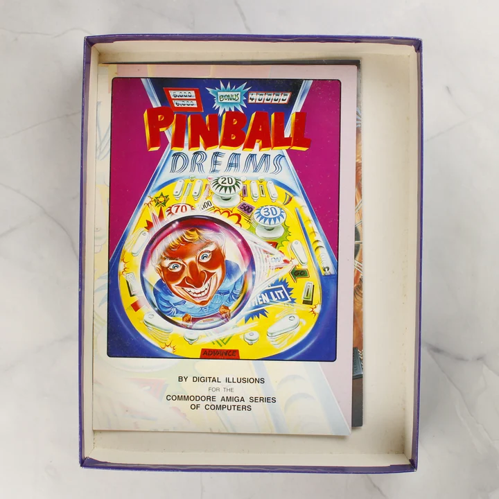Pinball Dreams Amiga kézikönyv a dobozban A Pinball Dreams játék eredeti papír kézikönyve a nyitott kartondobozban
