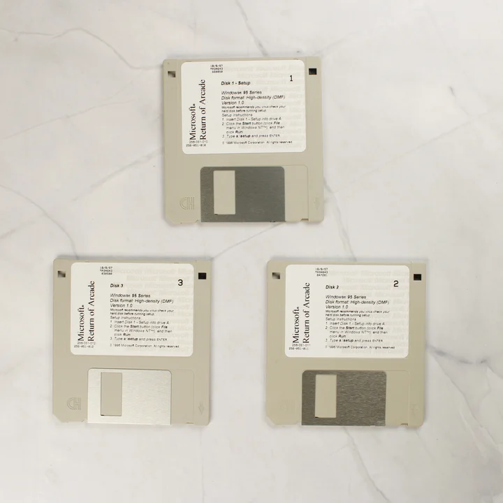 Három darab 3,5 colos Microsoft Return of Arcade telepítő floppy lemez