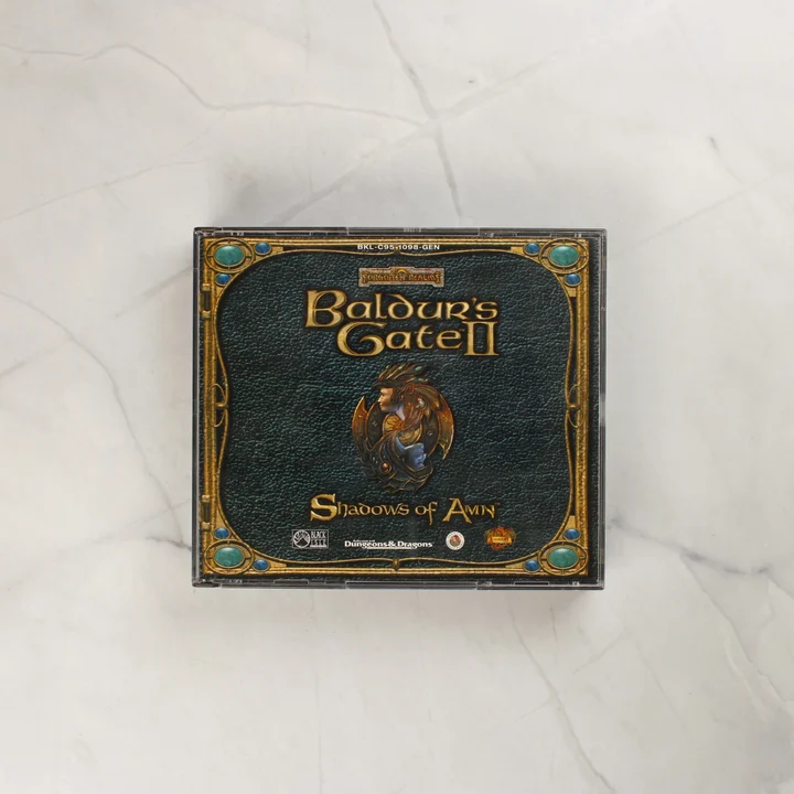 Baldur's Gate II Shadows of Amn CD-tok előlap A Baldur's Gate II: Shadows of Amn játék műanyag CD-tokjának előlapja sötétzöld mintával