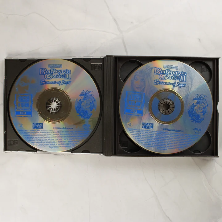 Baldur's Gate II CD1 és CD2 lemezek A Baldur's Gate II első és második telepítőlemeze a nyitott tokban