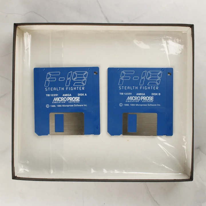 Két kék színű 3,5 colos floppy lemez a dobozban