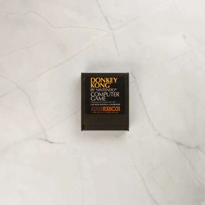 A Donkey Kong videójáték barna színű Atari cartridge-e elölről