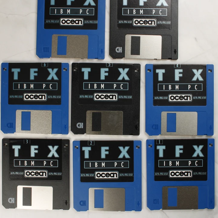 TFX floppy lemezek Nyolc darab kék és fekete színű 3,5 colos TFX floppy lemez egymás mellett