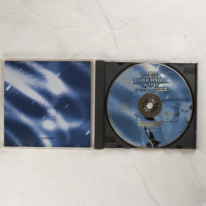 Command & Conquer Tiberian Sun Firestorm nyitott CD-tok lemezzel A nyitott műanyag tokban elhelyezkedő Command & Conquer Tiberian Sun Firestorm CD lemez