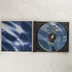 A nyitott műanyag tokban elhelyezkedő Command & Conquer Tiberian Sun Firestorm CD lemez